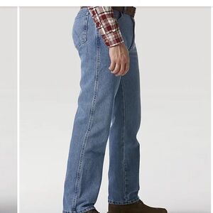 Wrangler Rugged Wear Jeans Mens 42x32 Straight Leg Med Wash Denim Classic Fit